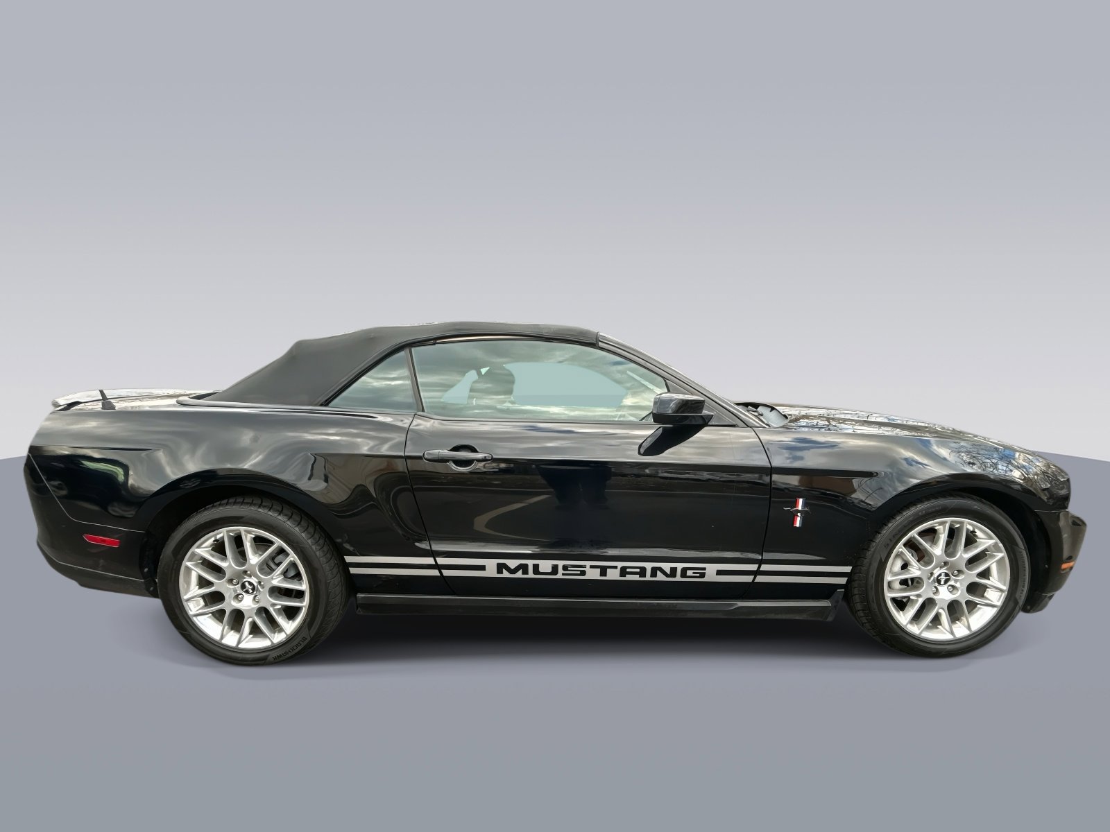 Used 2012 Ford Mustang Convertible image 2