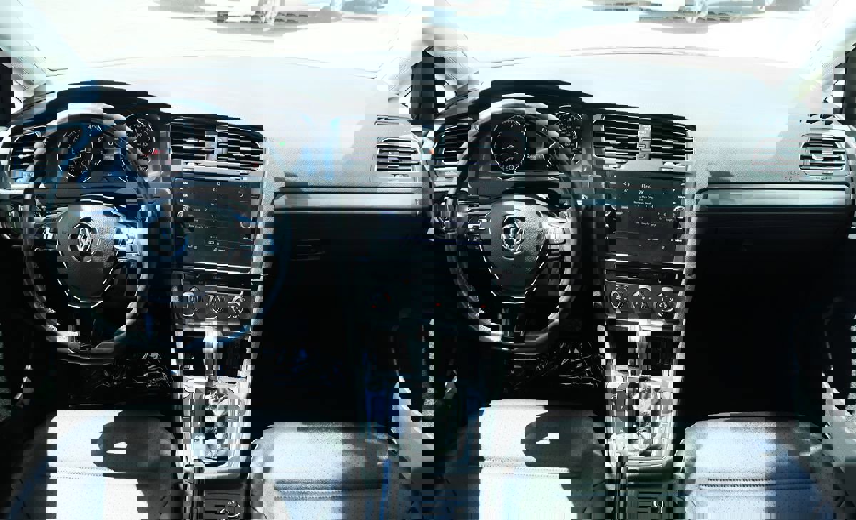 Used 2018 Volkswagen Golf SE image 32