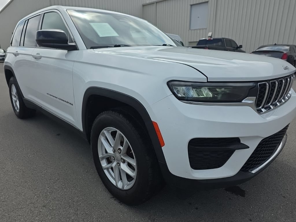 Used 2022 Jeep Grand Cherokee Laredo w/ Luxury Tech Group I AWD/4WD image 3
