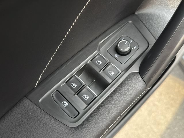 Used 2024 Volkswagen Tiguan SE FWD image 30