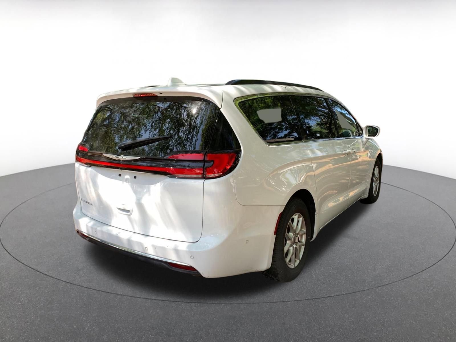 Used 2022 Chrysler Pacifica Touring-L w/ Uconnect Theater Family Group image 7
