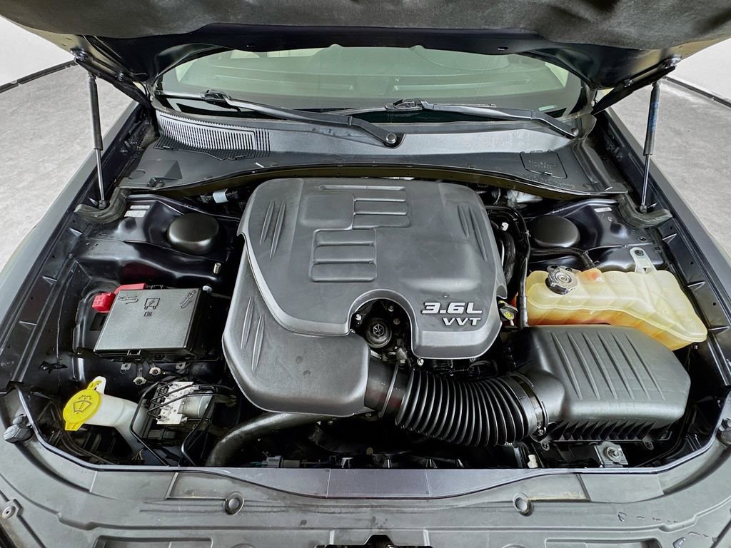 Used 2018 Chrysler 300 Limited AWD/4WD image 24