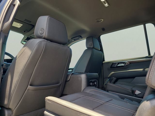 Used 2025 Chevrolet Suburban High Country AWD/4WD image 12