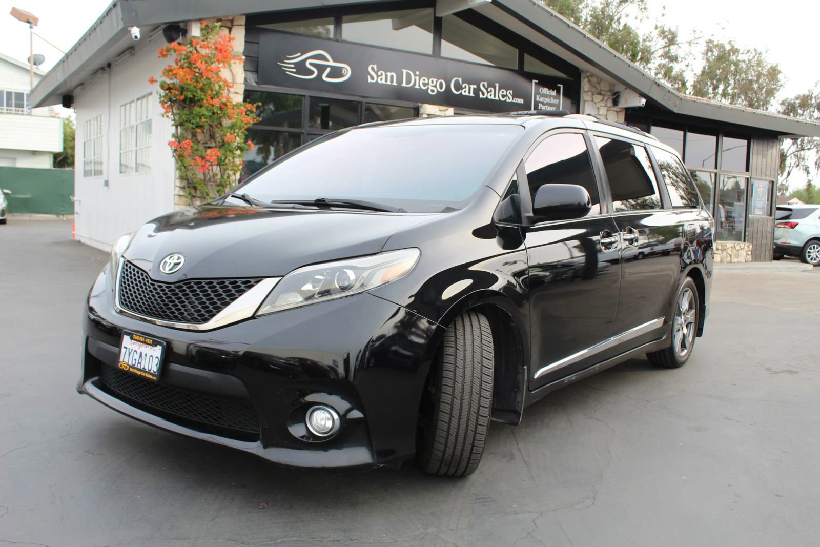 Used 2017 Toyota Sienna SE Premium FWD image 1