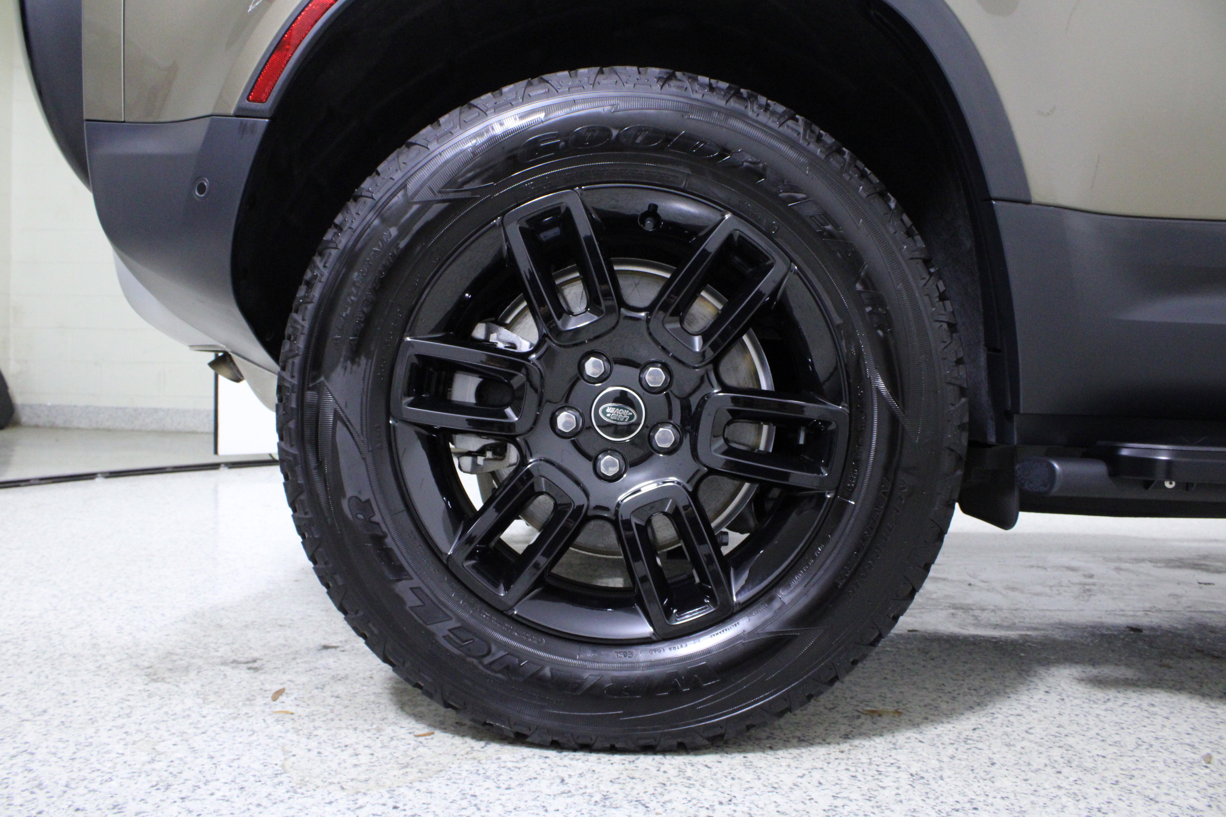 Used 2025 Land Rover Defender 110 S AWD/4WD image 8