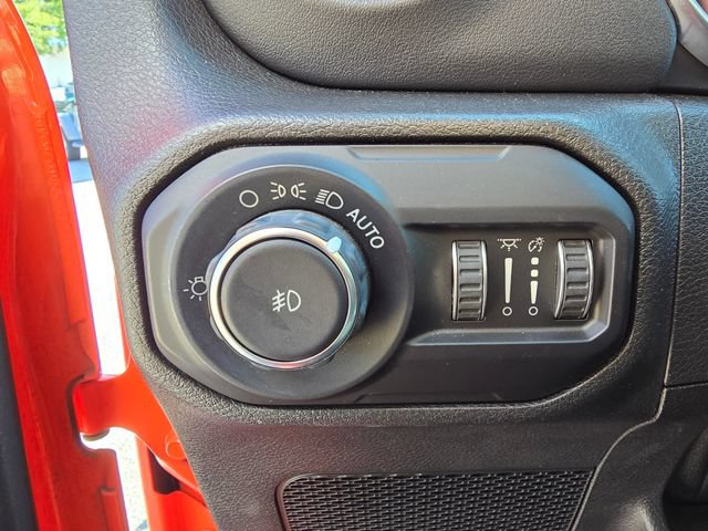 Used 2019 Jeep Wrangler Unlimited Sahara w/ Dual Top Group AWD/4WD image 10