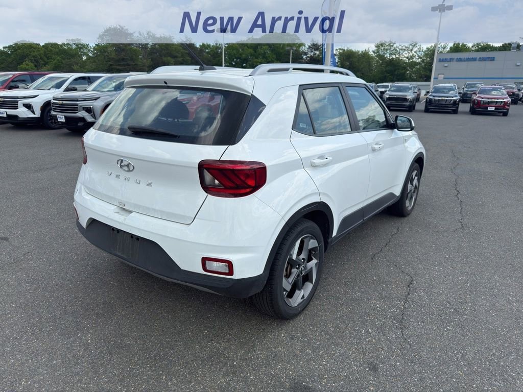 Used 2025 Hyundai Venue SEL FWD image 3