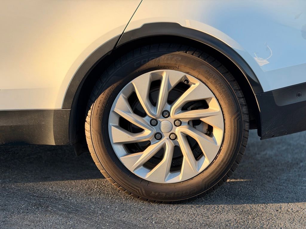 Used 2024 Land Rover Discovery S image 3