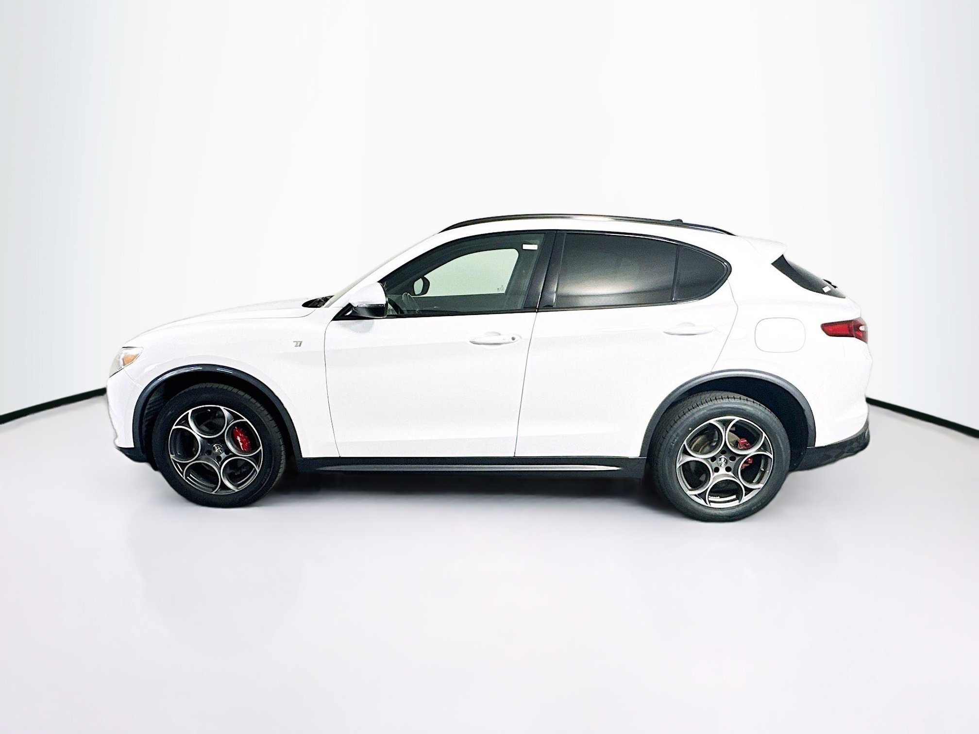 Used 2022 Alfa Romeo Stelvio Ti image 4