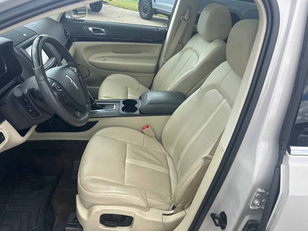Used 2019 Lincoln MKT AWD image 10