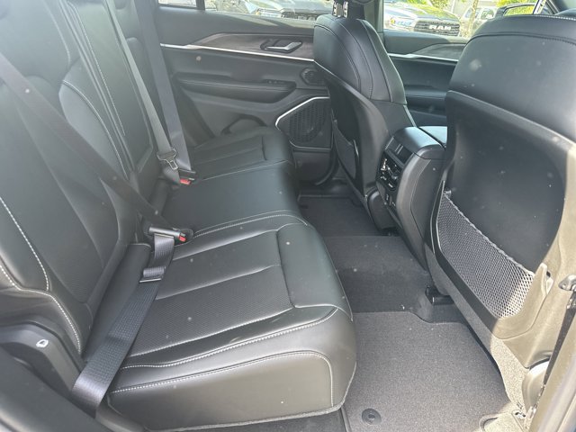 New 2026 Jeep Grand Cherokee Limited w/ Luxury Tech Group II RWD image 17