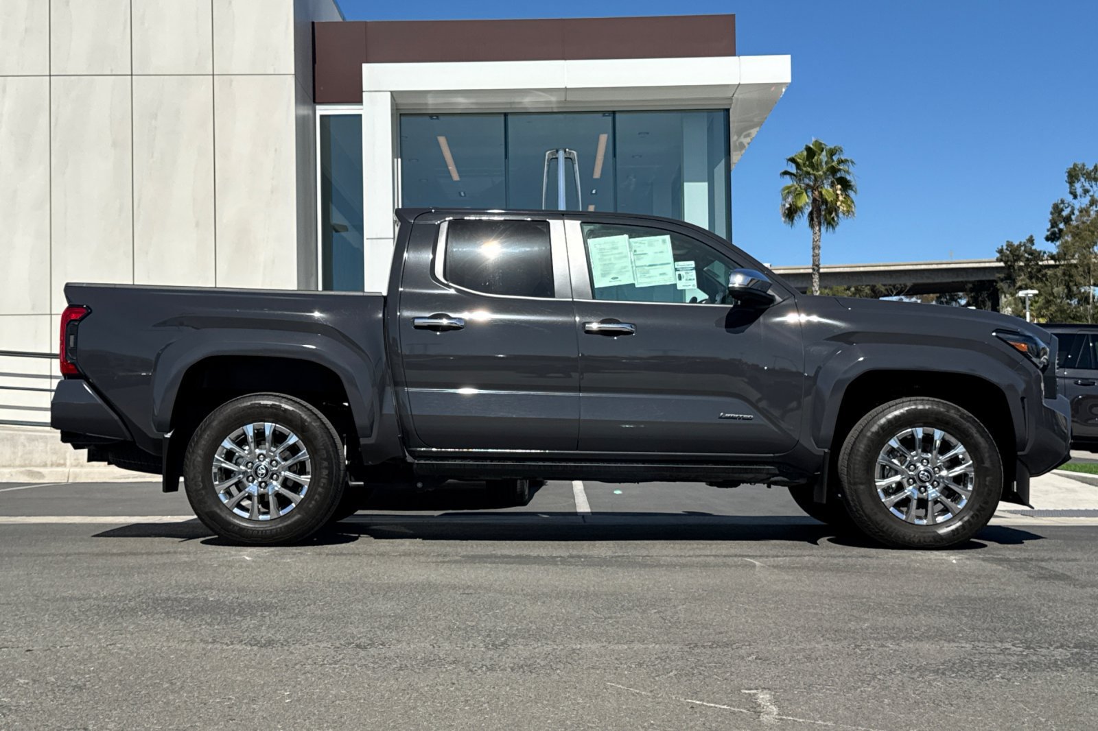 Used 2025 Toyota Tacoma Limited AWD/4WD image 2