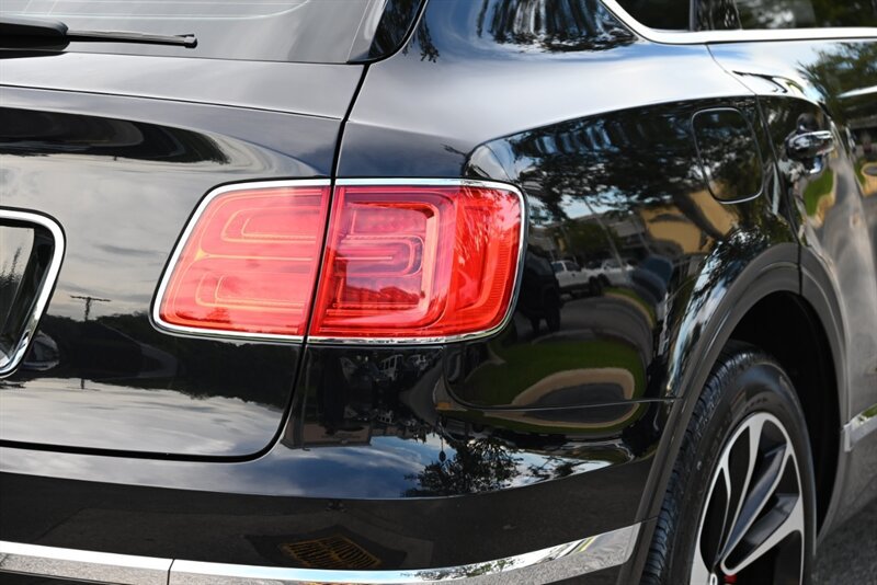 Used 2019 Bentley Bentayga AWD/4WD image 14