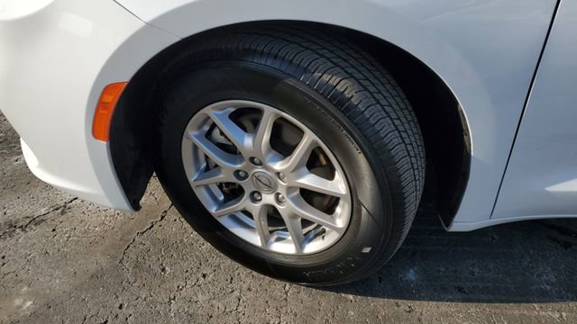 Certified 2024 Chrysler Pacifica Touring-L image 4