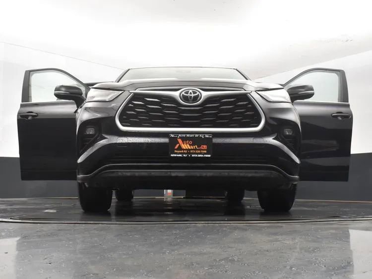 Used 2025 Toyota Highlander LE FWD image 11