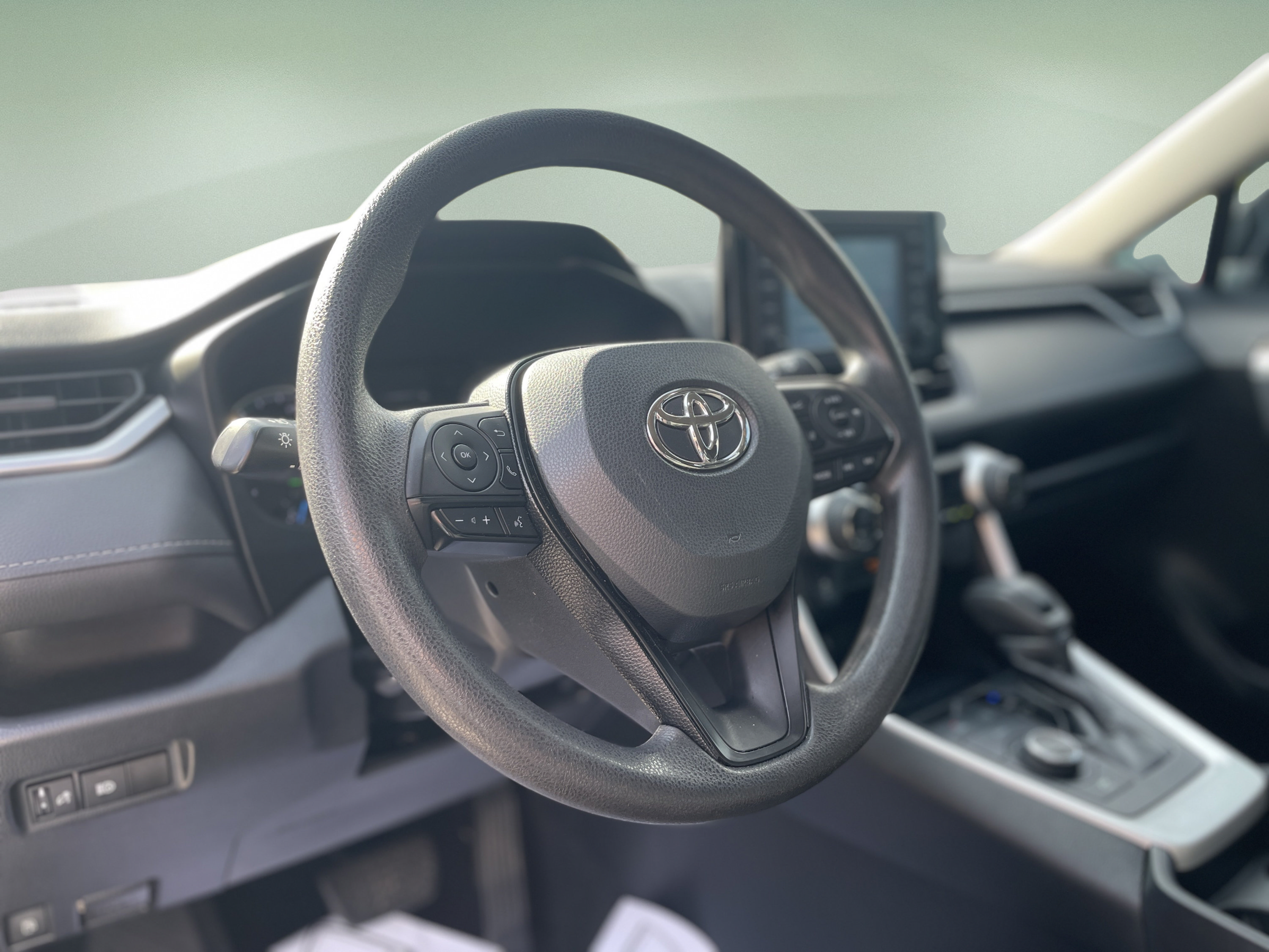 Used 2021 Toyota RAV4 LE AWD/4WD image 16