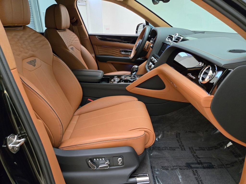 Used 2024 Bentley Bentayga image 2