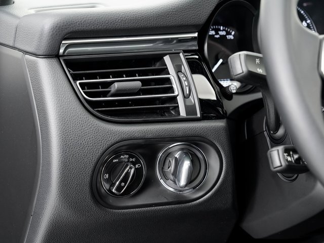 Certified 2025 Porsche Macan image 12