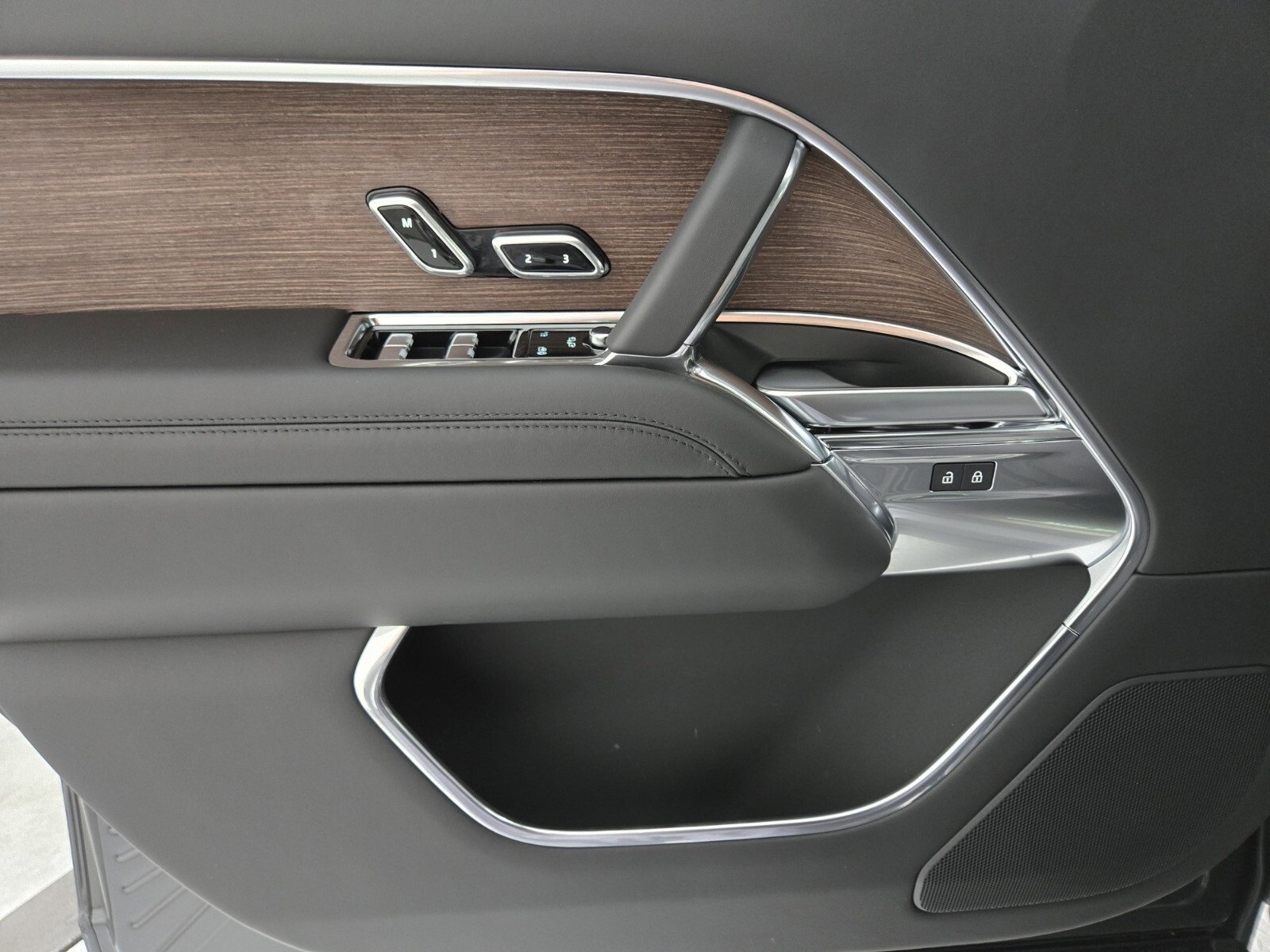 New 2025 Land Rover Range Rover SE image 21