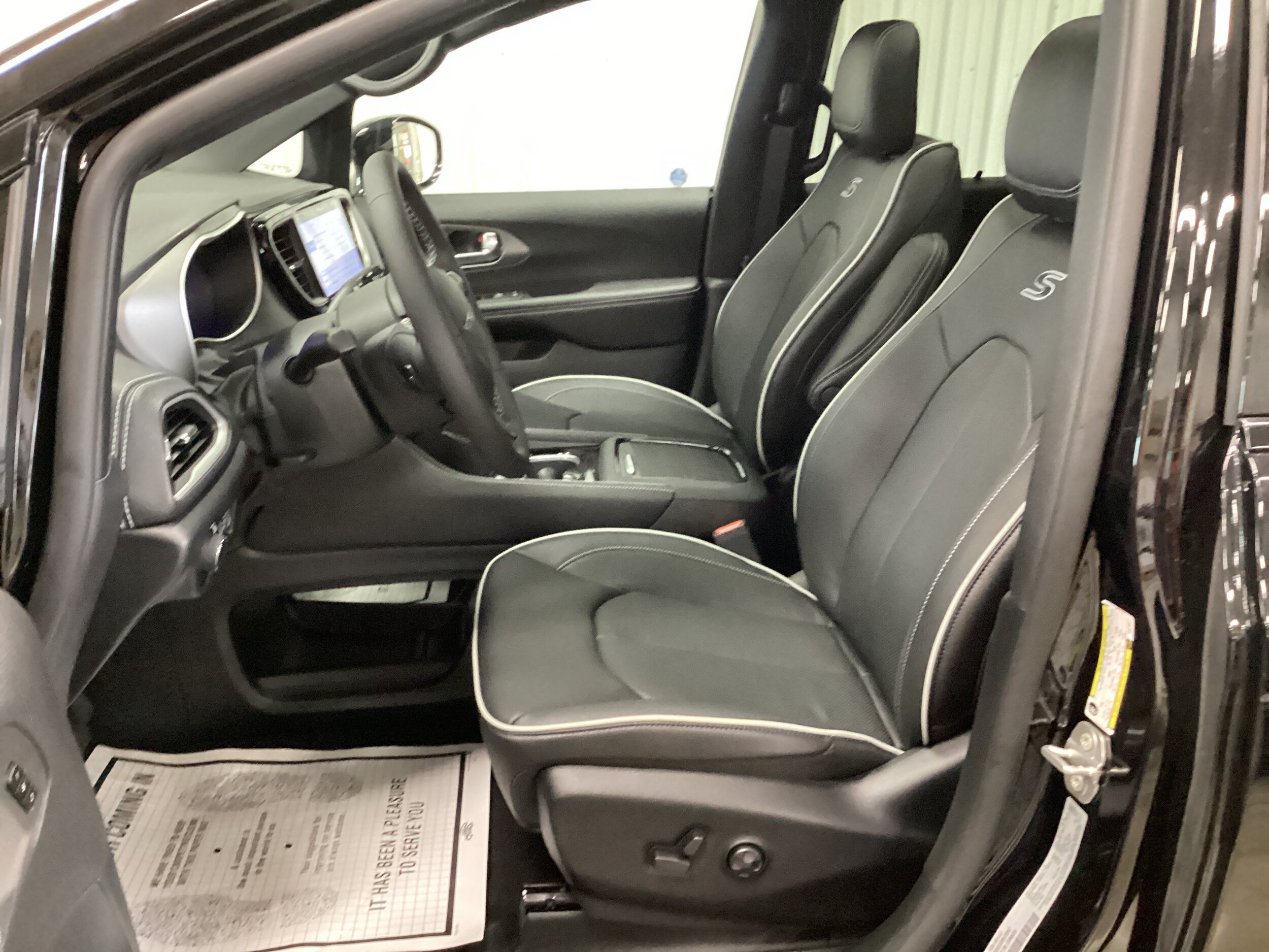 New 2027 Chrysler Pacifica Limited AWD/4WD image 14