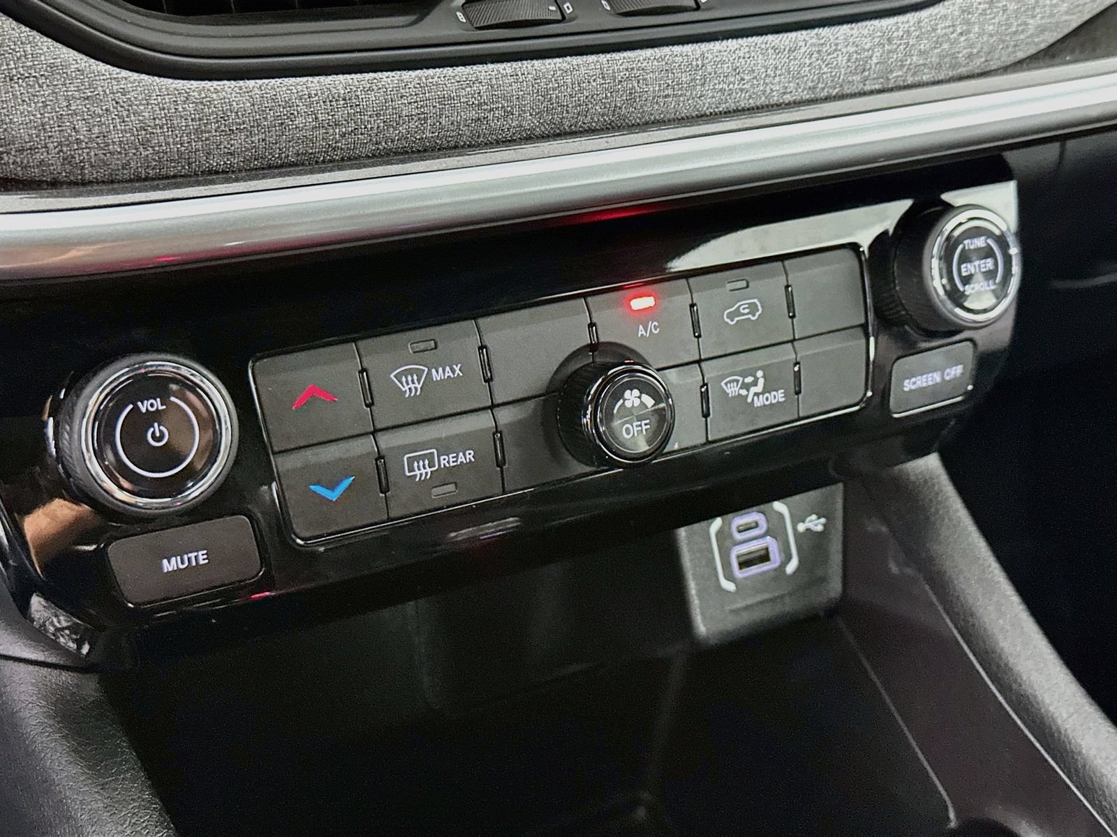 Used 2024 Jeep Compass Latitude AWD/4WD image 16
