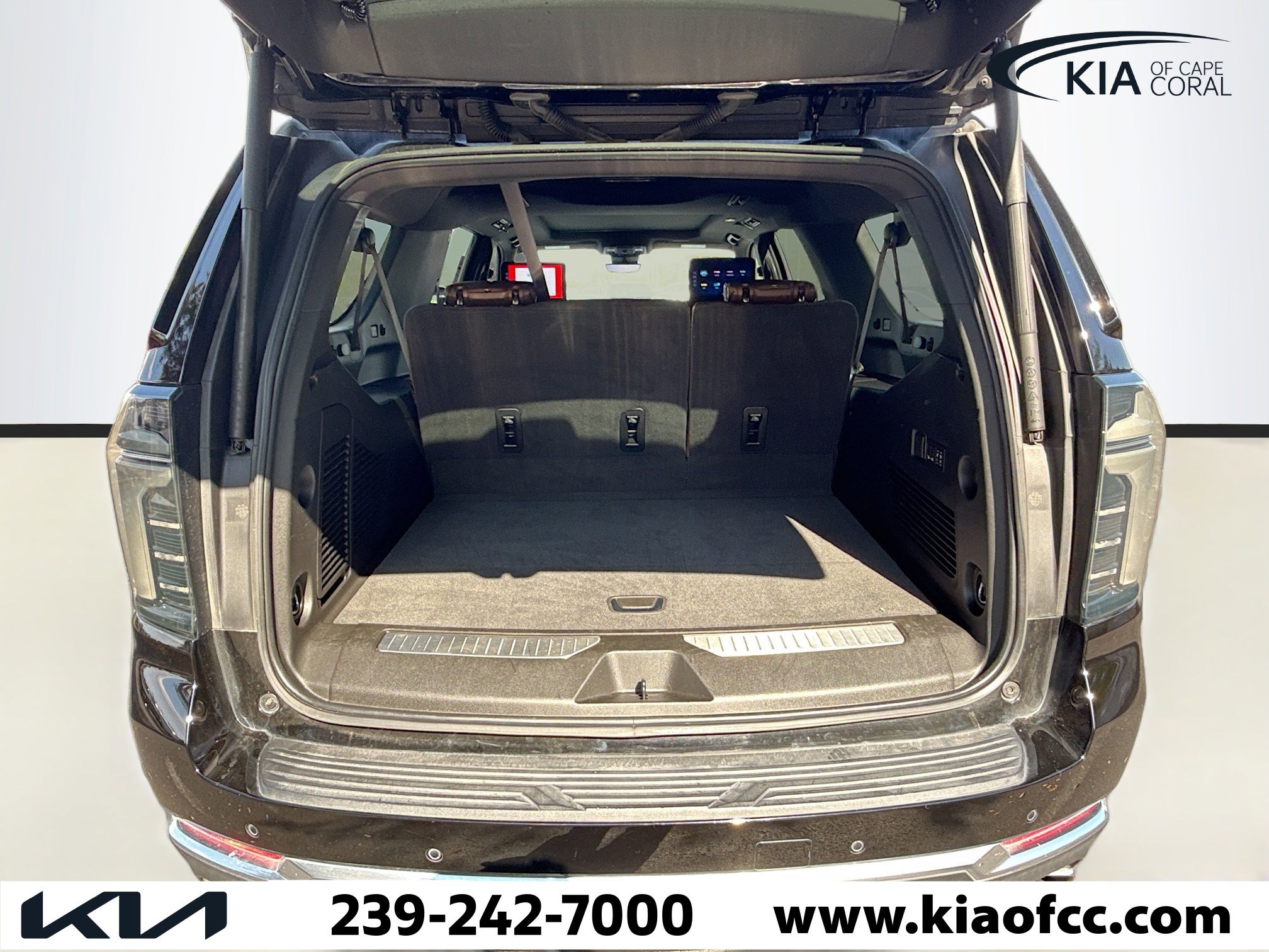 Used 2025 Chevrolet Suburban High Country image 10