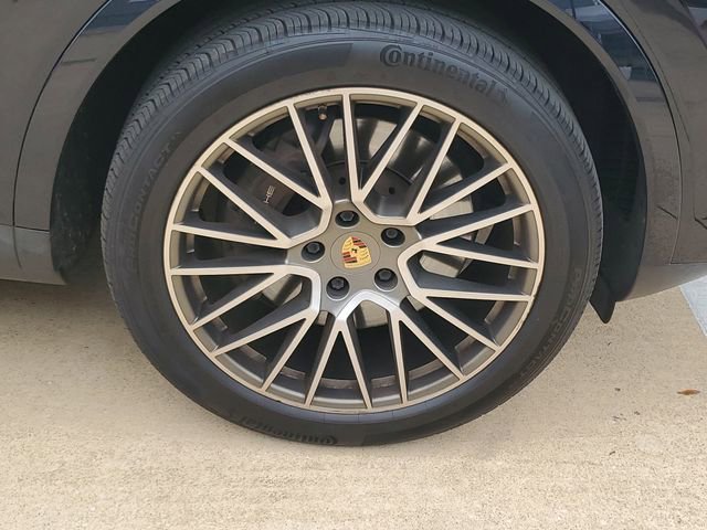 Used 2022 Porsche Cayenne Platinum Edition image 14