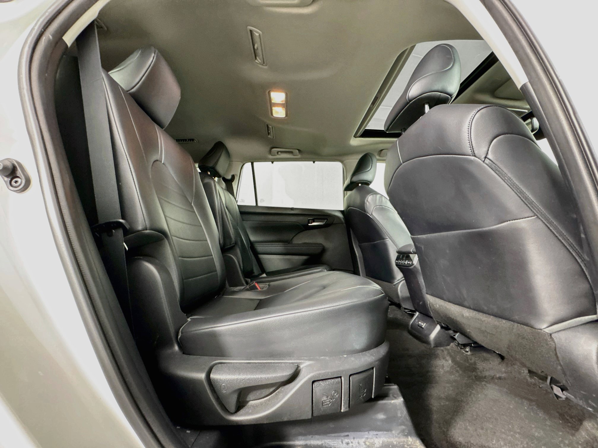 Used 2023 Toyota Highlander XLE AWD/4WD image 28