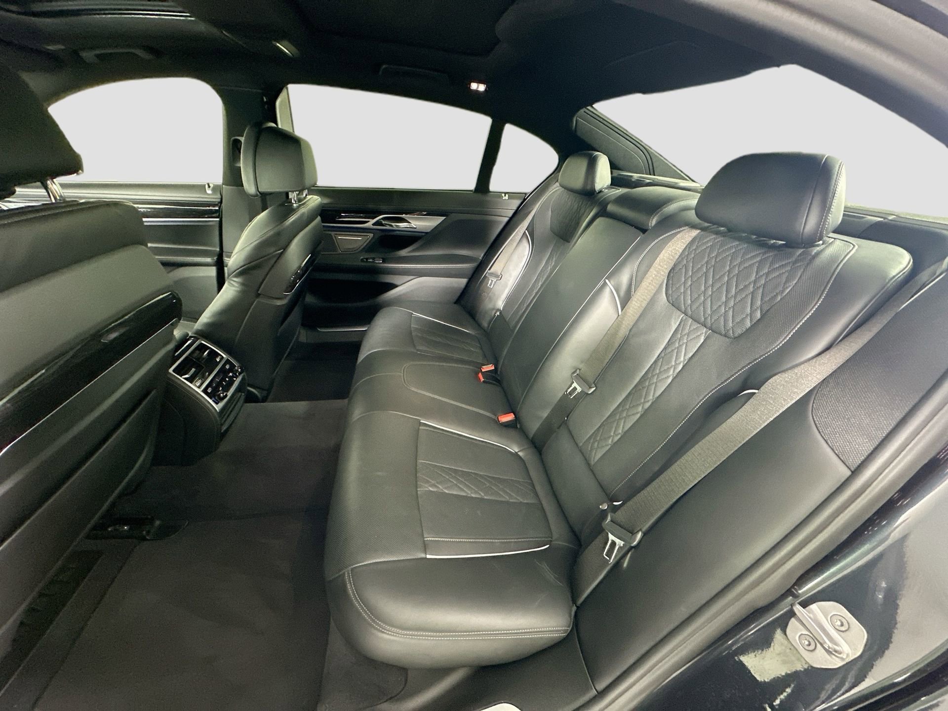 Used 2019 BMW 750i xDrive w/ Executive Package image 27