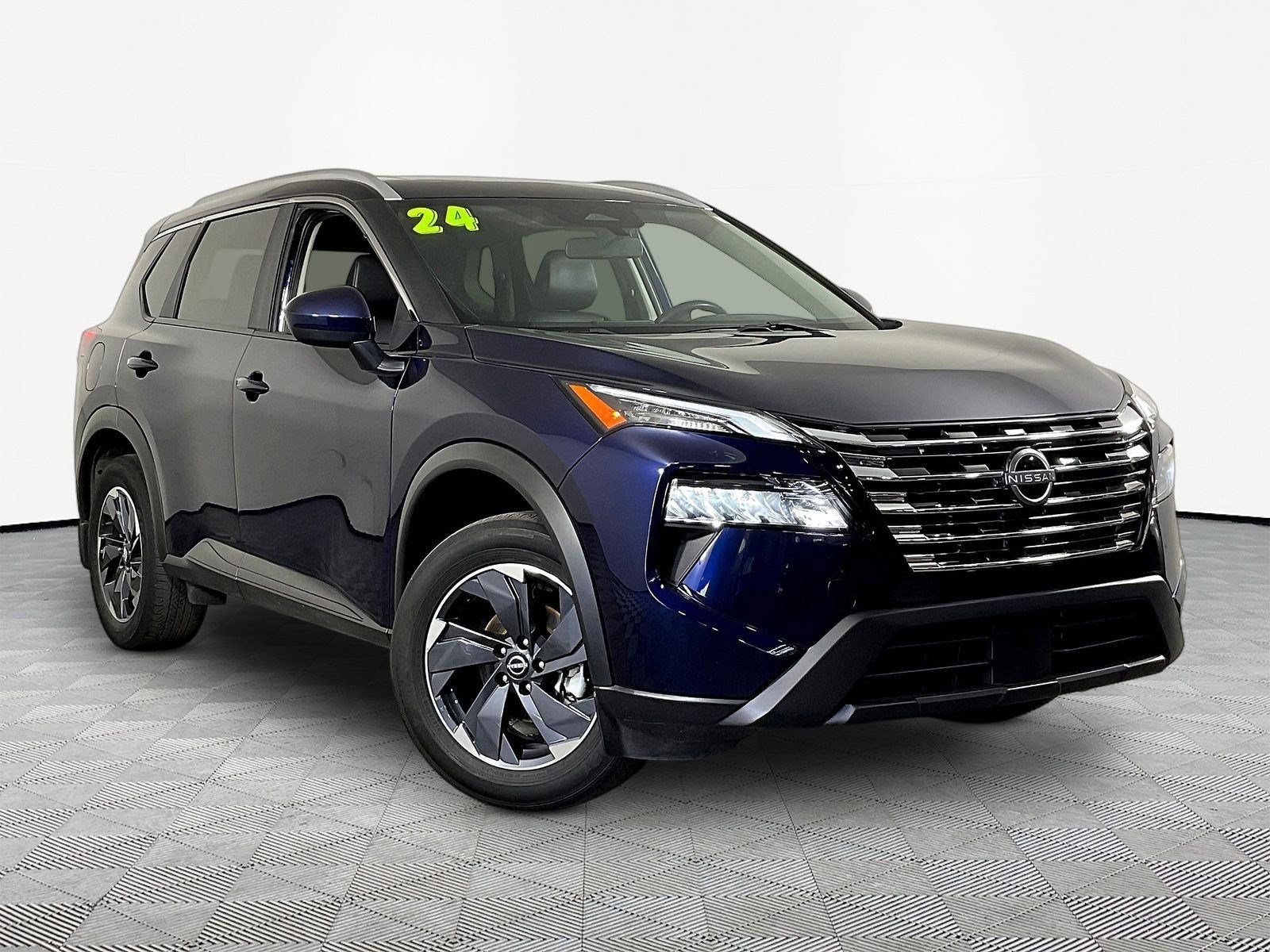 Used 2024 Nissan Rogue SV w/ SV Premium Package AWD/4WD image 3