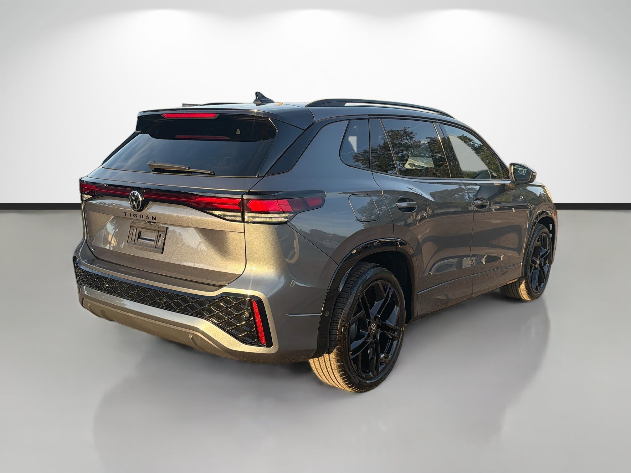 Certified 2026 Volkswagen Tiguan SE R-Line FWD image 3