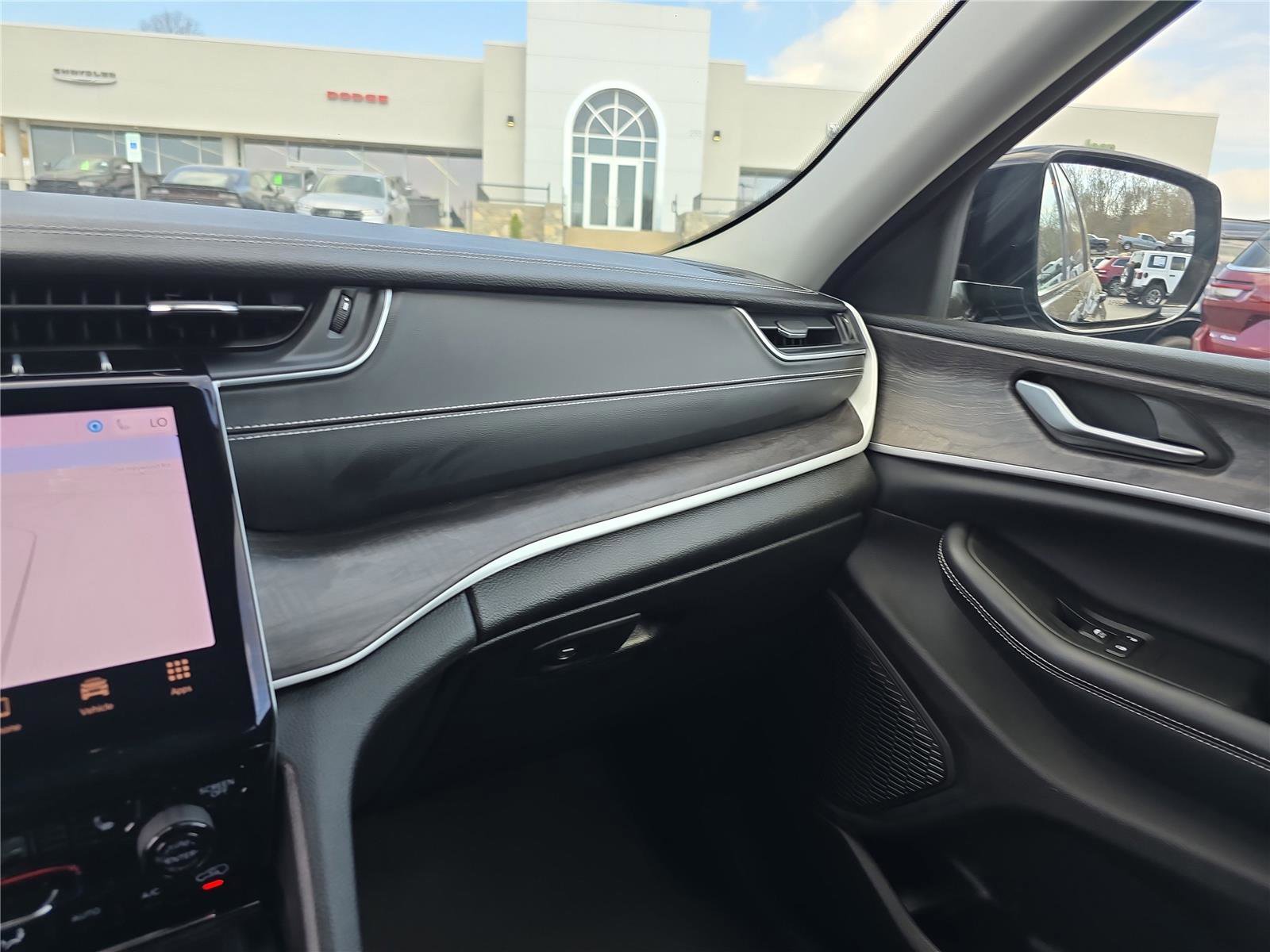 Used 2024 Jeep Grand Cherokee Limited w/ Black Appearance Package image 25