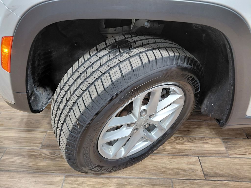 Certified 2022 Jeep Grand Cherokee L Laredo w/ Luxury Tech Group I AWD/4WD image 30