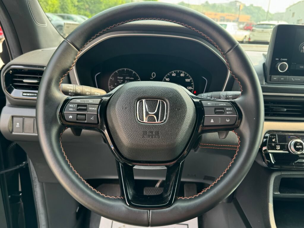 Used 2025 Honda Pilot Sport image 24
