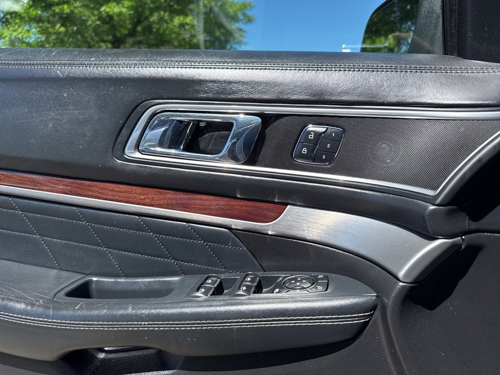 Used 2017 Ford Explorer Platinum image 18