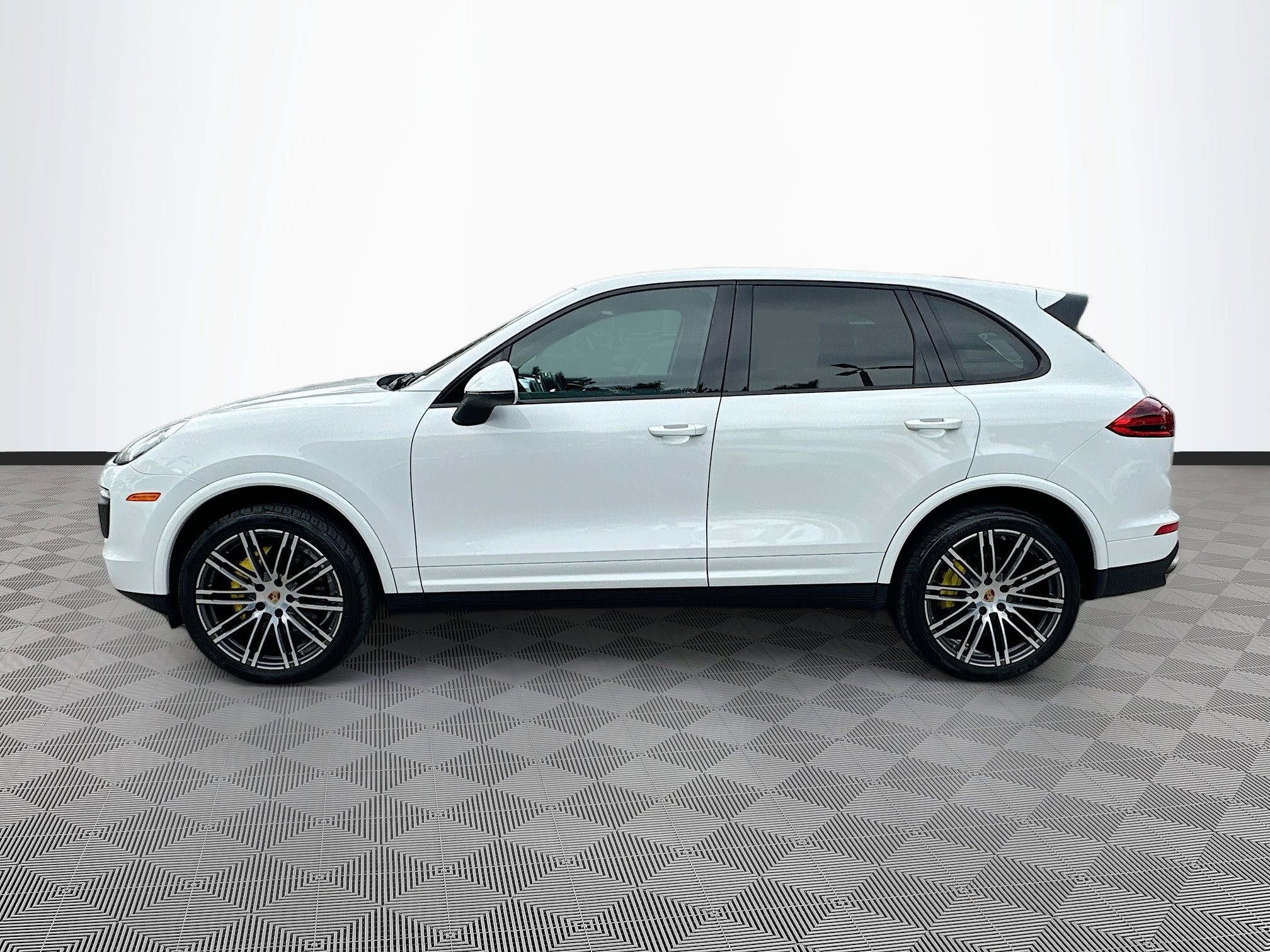 Used 2017 Porsche Cayenne Platinum Edition image 4