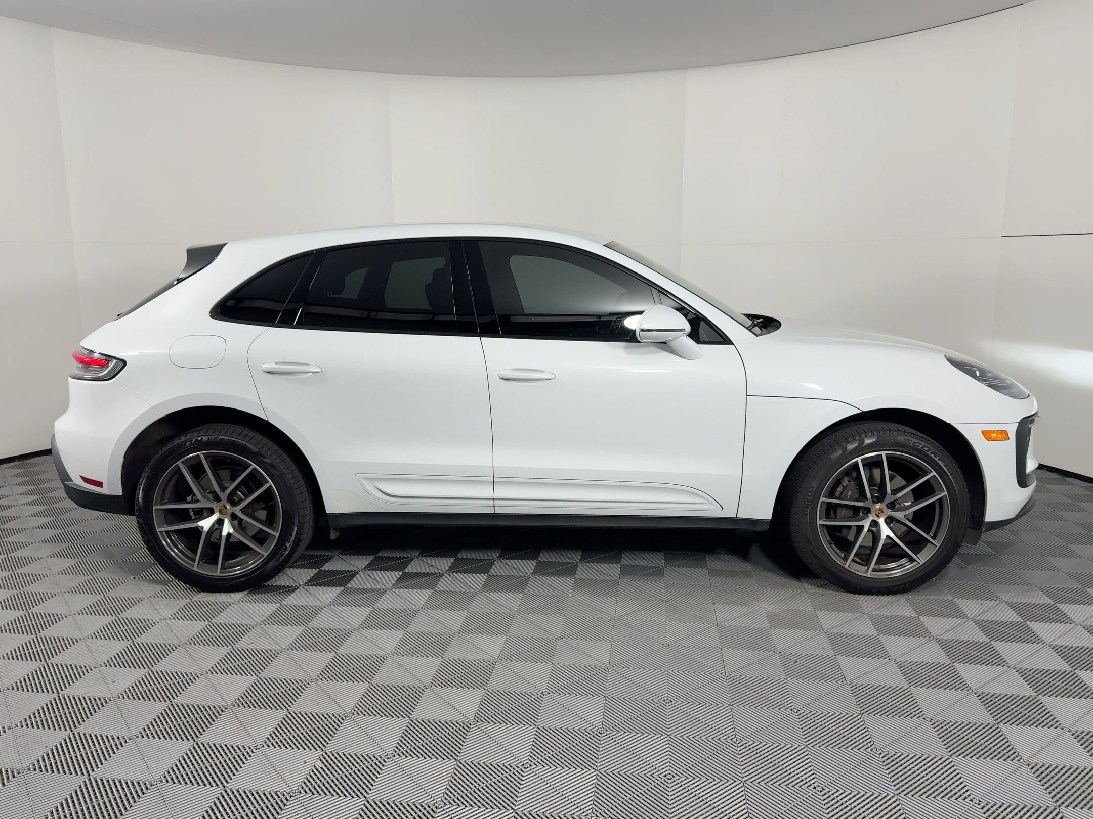 Certified 2022 Porsche Macan AWD/4WD image 8
