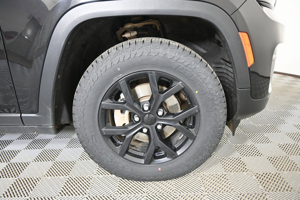 Used 2024 Jeep Grand Cherokee Altitude image 11