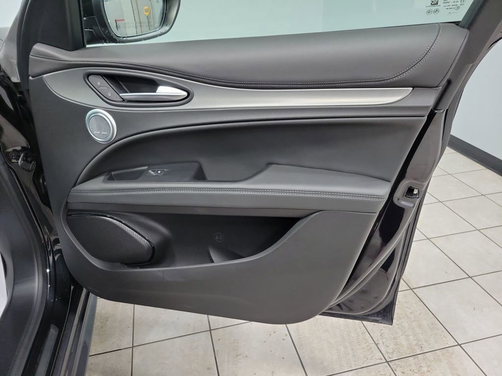 Used 2024 Alfa Romeo Stelvio Ti image 31