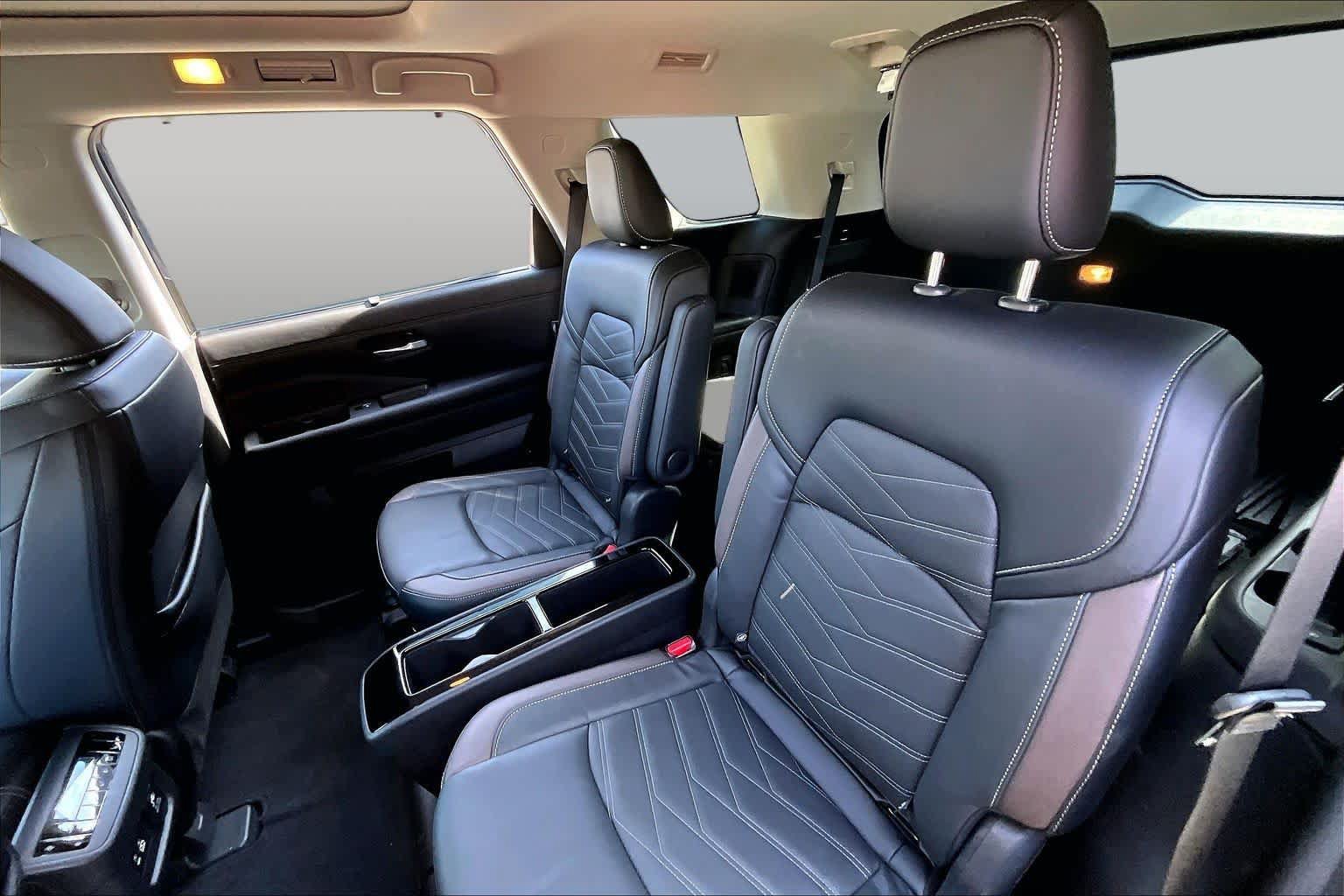 Certified 2024 Nissan Pathfinder Platinum FWD image 17