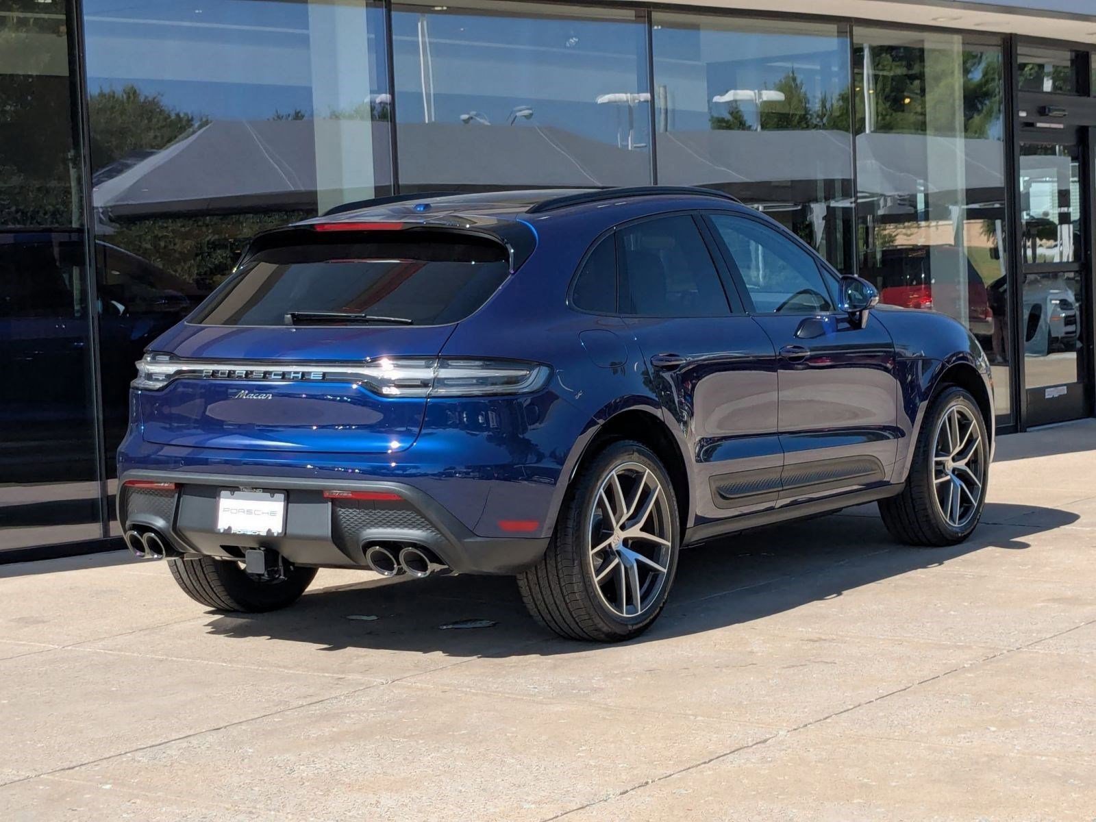 Certified 2025 Porsche Macan image 9