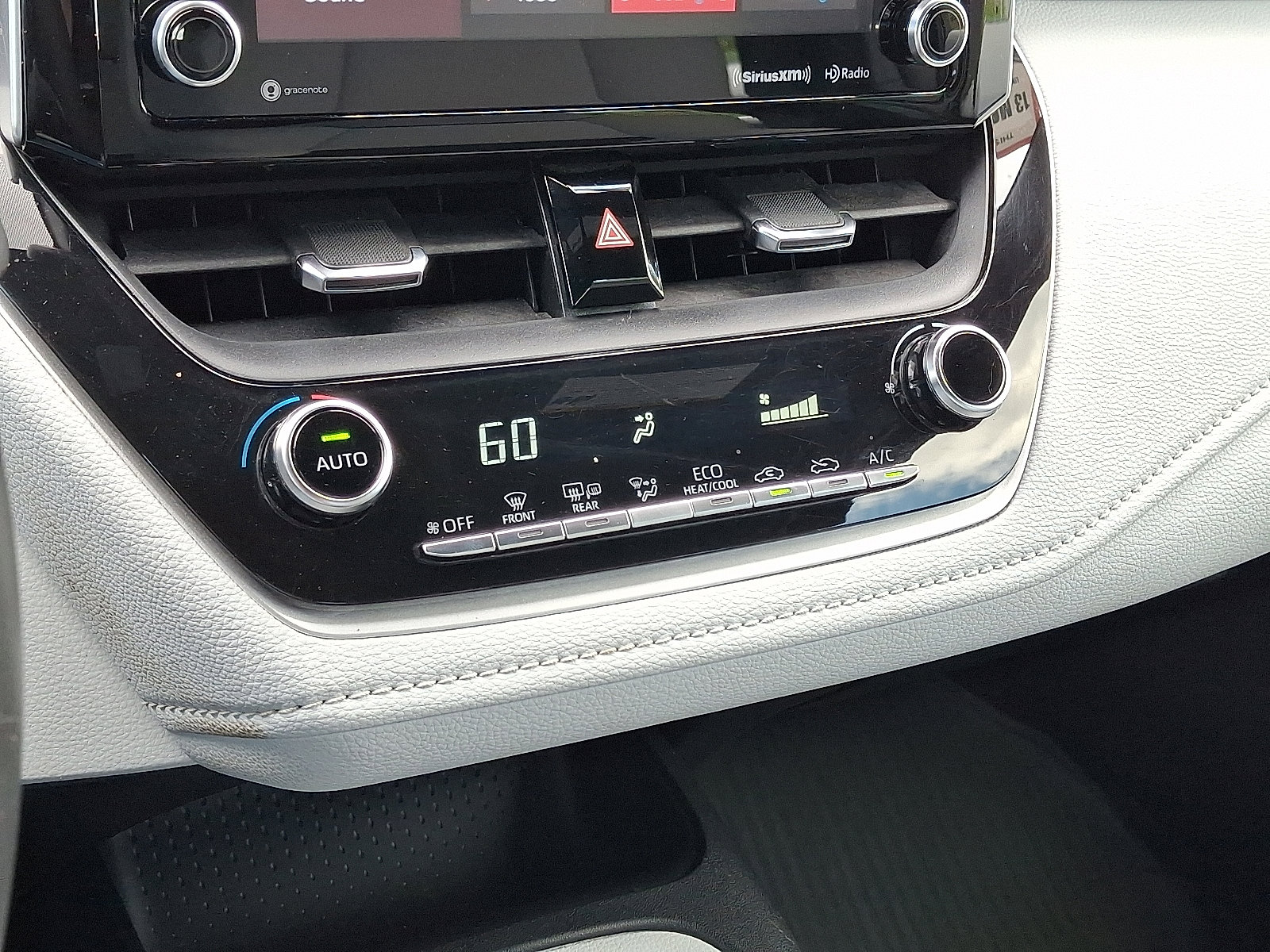 Used 2020 Toyota Corolla SE w/ SE Preferred Package FWD image 17