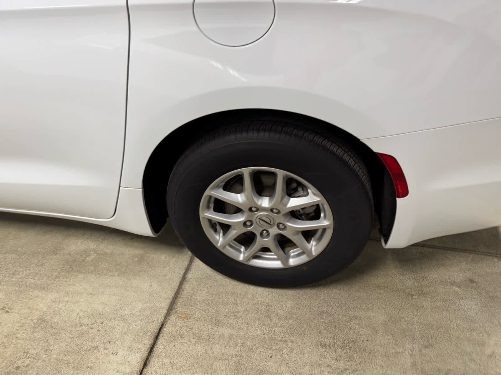 Used 2024 Chrysler Pacifica Touring-L image 9