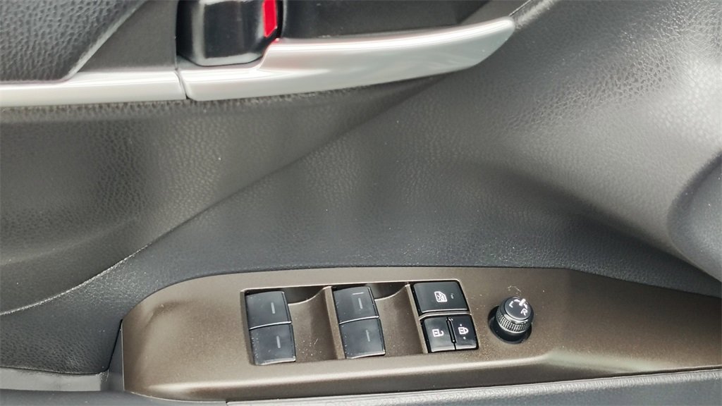 Used 2023 Toyota Camry SE image 9