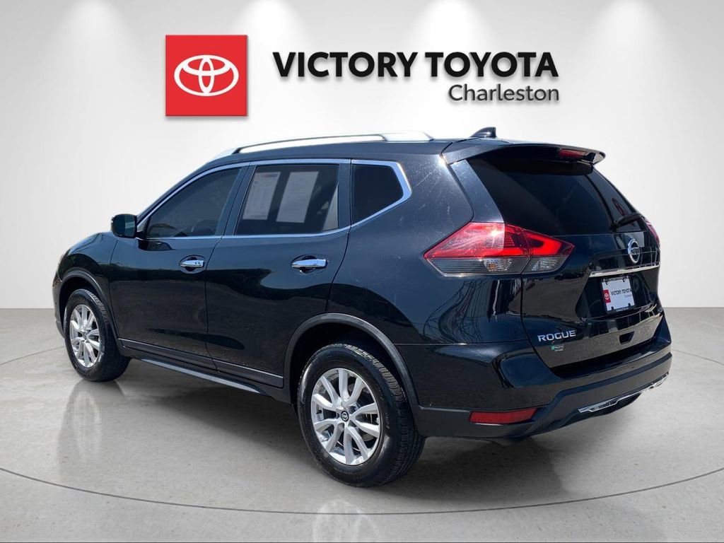 Used 2018 Nissan Rogue SV image 3