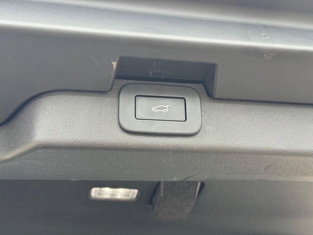 Used 2024 Land Rover Discovery S AWD/4WD image 6