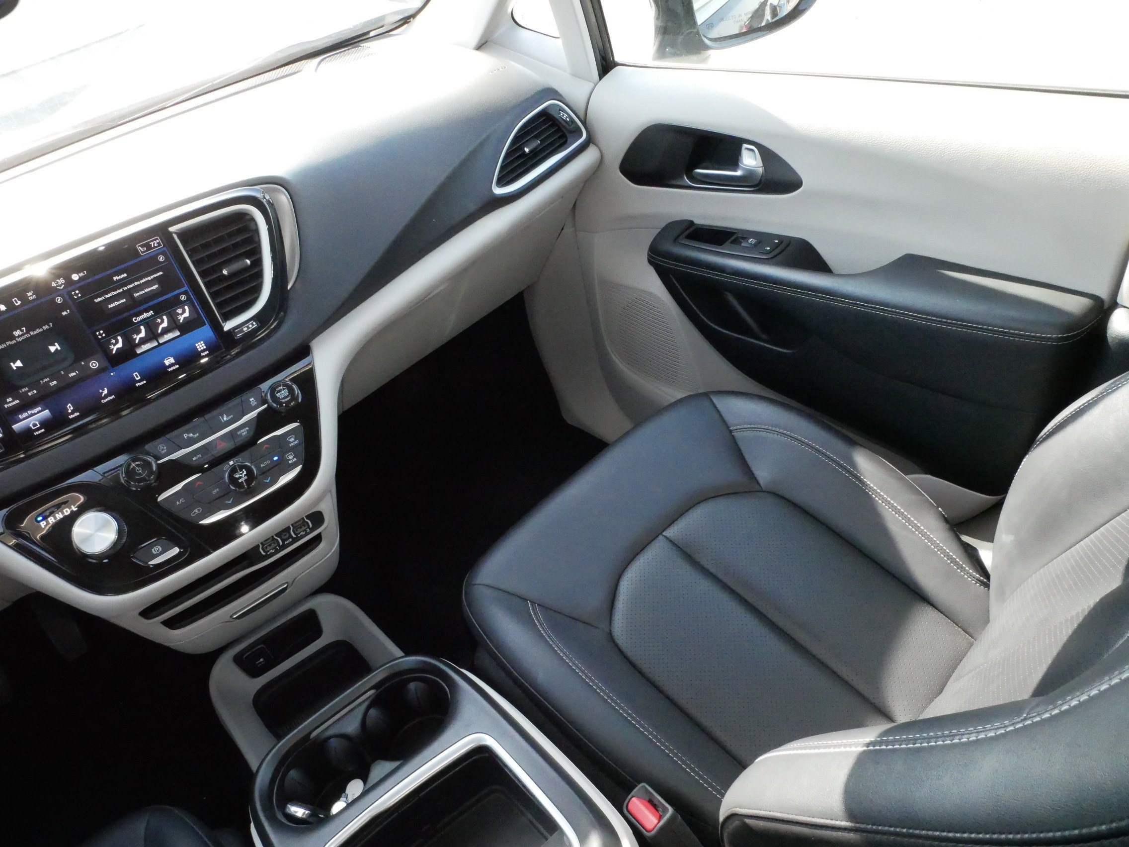 Used 2024 Chrysler Pacifica Touring-L image 11