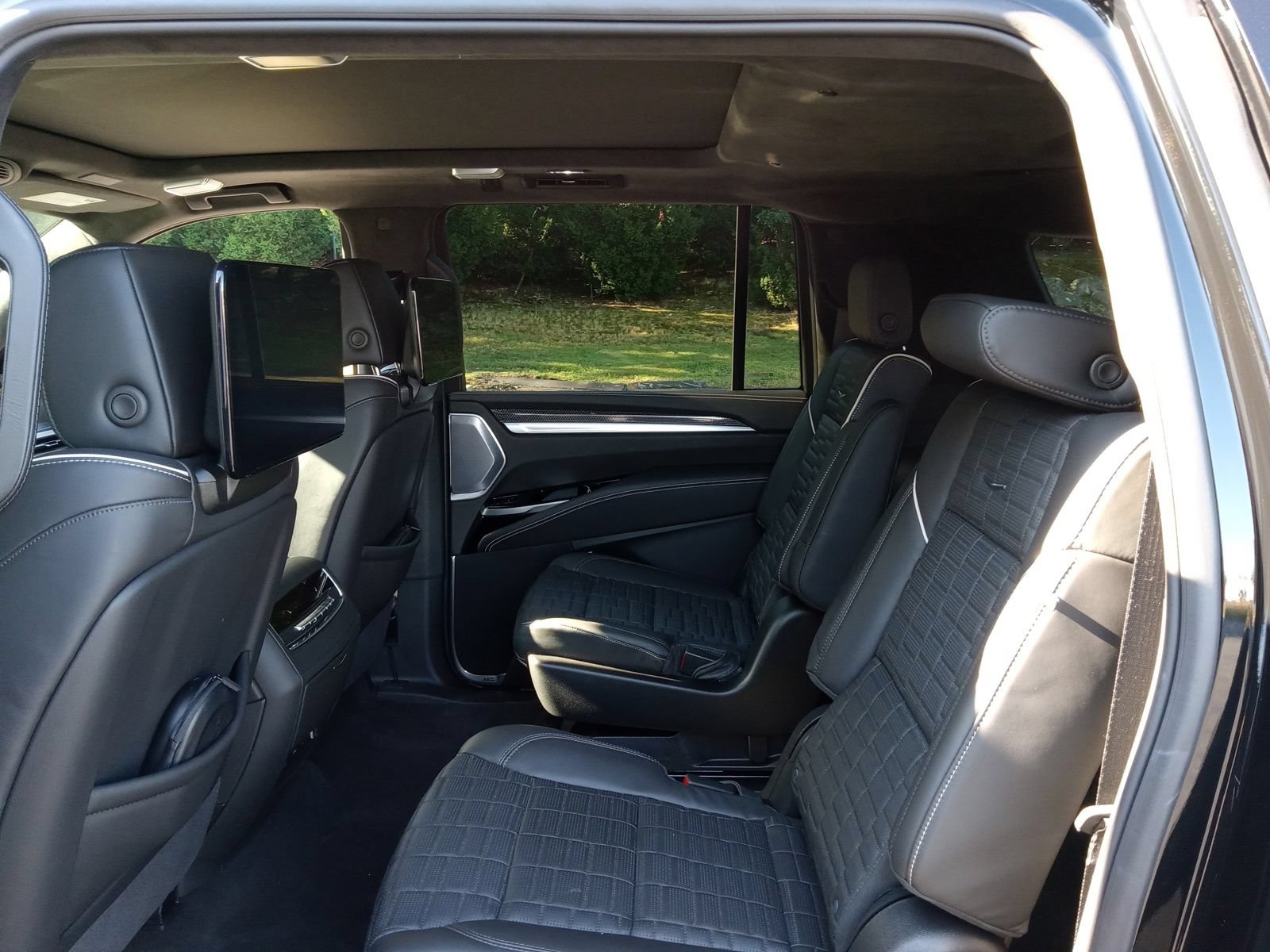 Used 2026 Cadillac Escalade ESV V AWD/4WD image 23