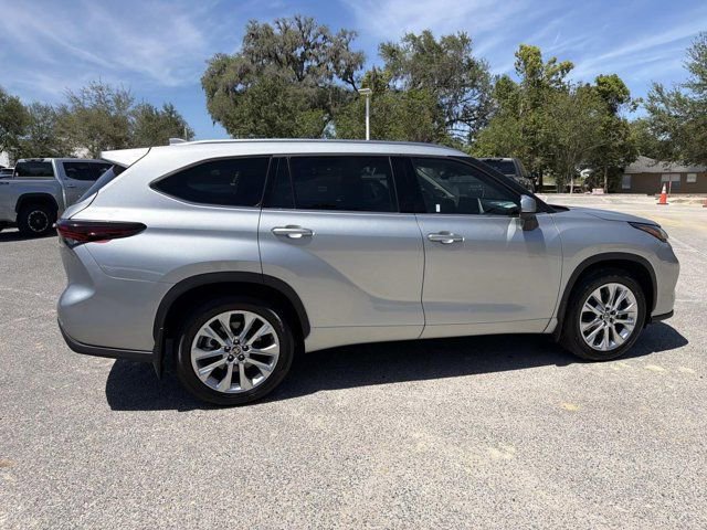 Used 2024 Toyota Highlander Limited image 2