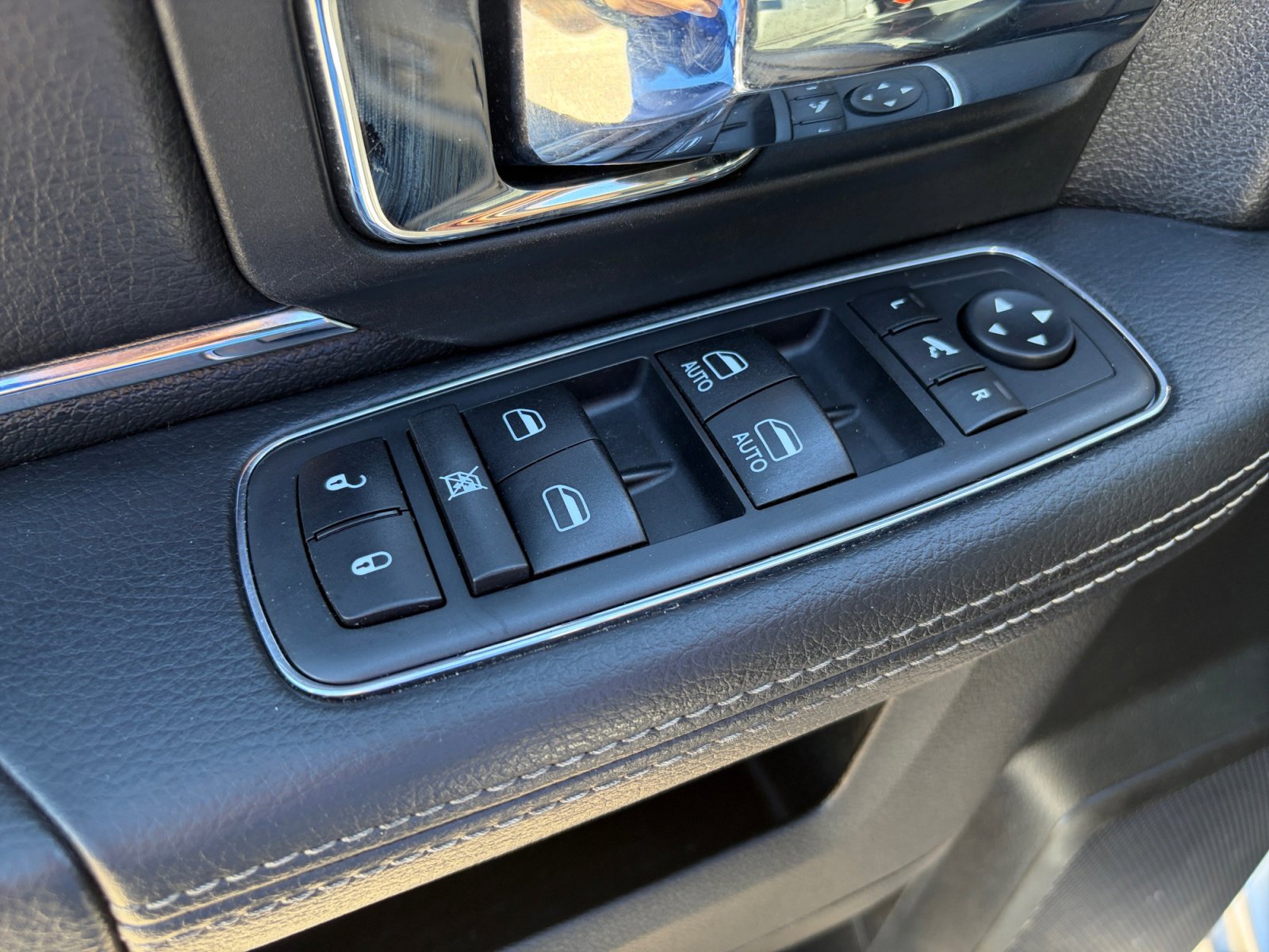 Used 2019 RAM 1500 Laramie w/ Convenience Group AWD/4WD image 16